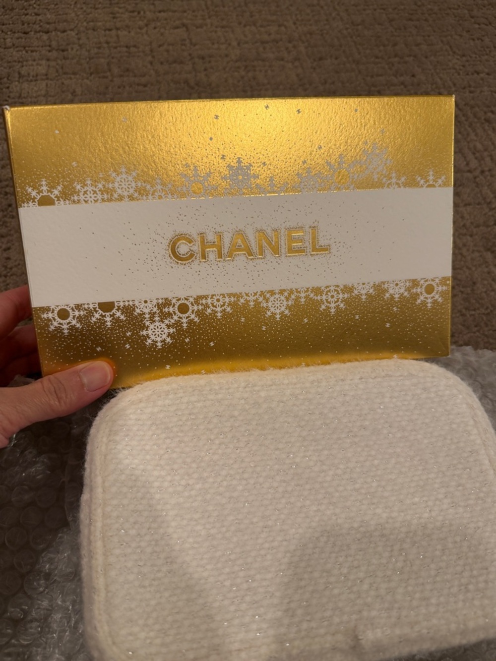 CHANEL cosmetic pouch . White Sparkle Beauté Zip Pouch with Gold Logo - Picture 5 of 5